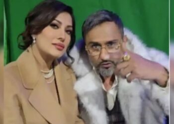 Mehwish Hayat Collaborates with Honey Singh for New Project