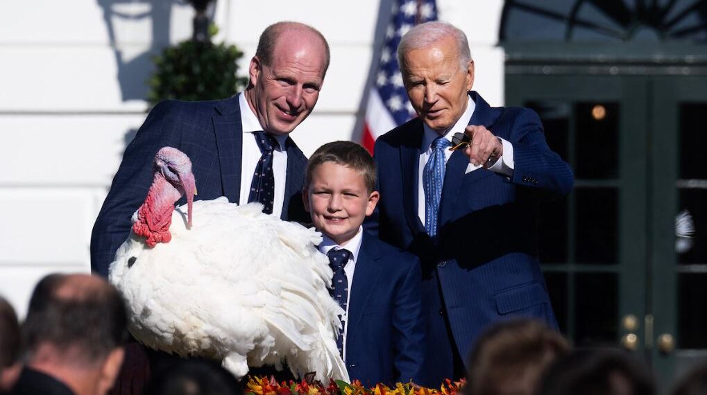 President Joe Biden, John Zimmerman, chairman of the National Turkey Federation, and his son Grant, 9۔