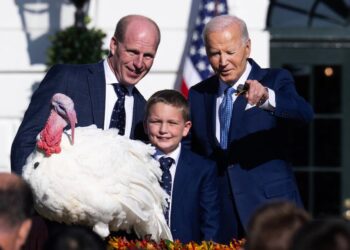 President Joe Biden, John Zimmerman, chairman of the National Turkey Federation, and his son Grant, 9۔