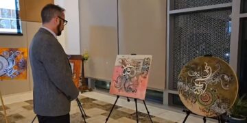 The exhibition featured the renowned calligrapher Ayesha Kamal and was attended by a diverse group of individuals.