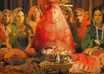 Aishwarya Rai Bachchan in a still from Jodhaa Akbar.