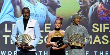Botswanan sprinter Letsile Tebogo (L) holding his the Men’s Track Athlete of the Year Award and Dutch middle and long-distance runner Sifan Hassan (R) holding her the Women’s Out of Stadium Athlete of the Year Award.