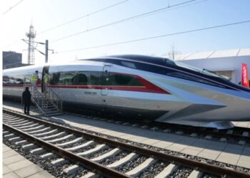 The CR450 will surpass the CR400, which debuted in 2017 and operates at a maximum speed of 350 km/h.