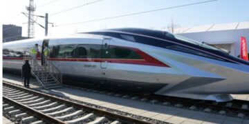 The CR450 will surpass the CR400, which debuted in 2017 and operates at a maximum speed of 350 km/h.