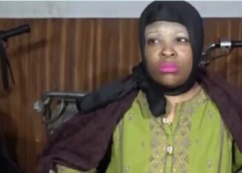American Woman Stages Sit-In in Karachi After Being Cheated by Local Teen