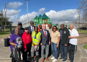 Mayor Whitmire joins volunteers for Fifth Ward revitalization.