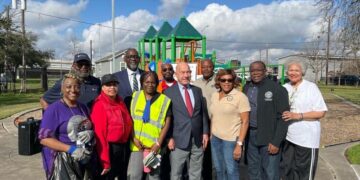 Mayor Whitmire joins volunteers for Fifth Ward revitalization.