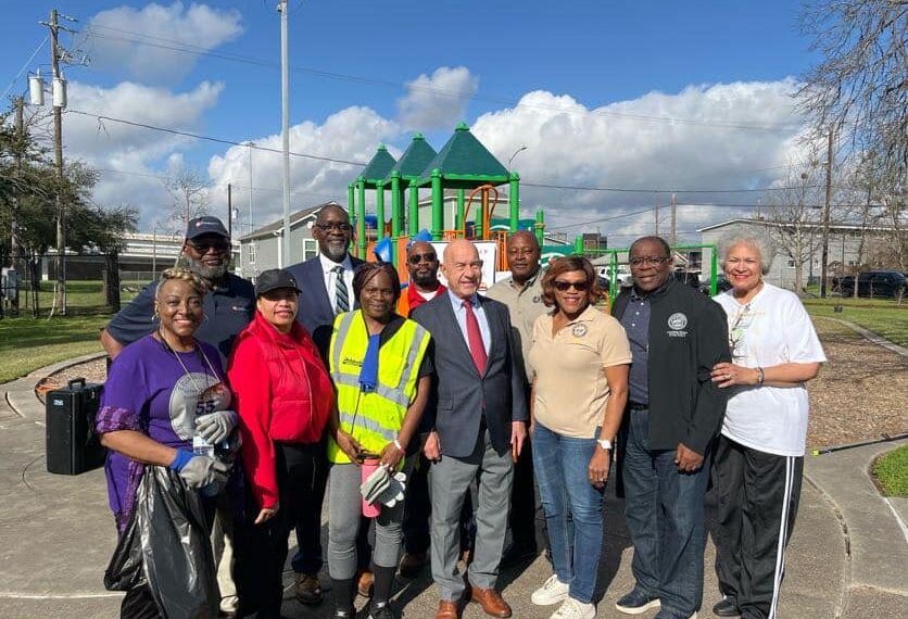 Mayor Whitmire joins volunteers for Fifth Ward revitalization.