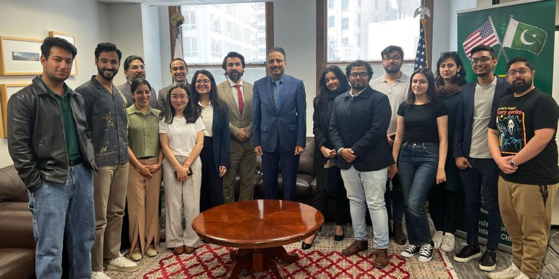 Consul General Tariq Karim Hosts Dialogue with University of Chicago Students