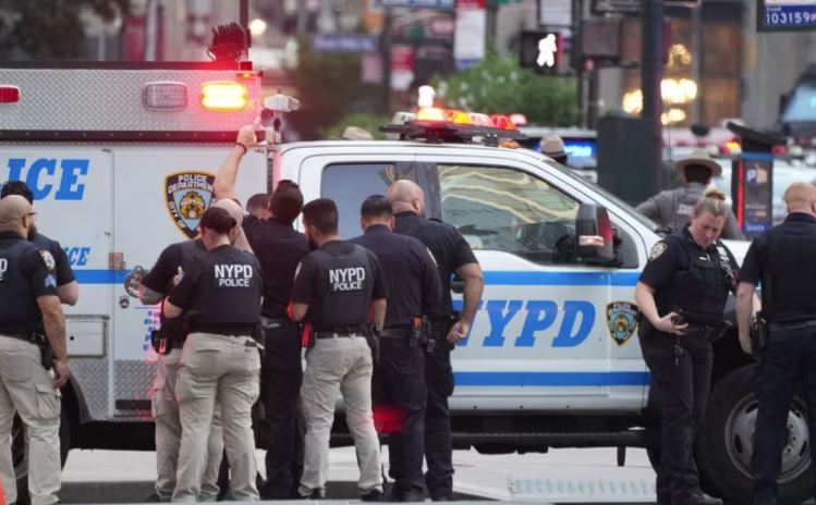 Gunman Kills 4 in Manhattan High-Rise Shooting, Including Police Officer