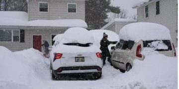 Chicago Braces for Intense Lake-Effect Snowfall Overnight